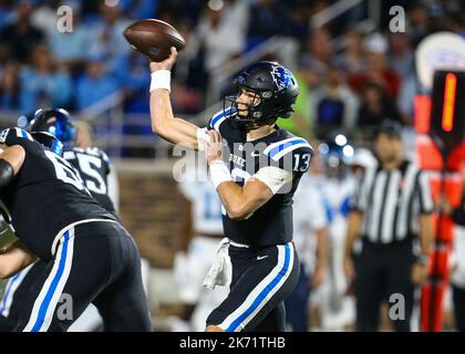 15 ottobre 2022: Duke University sofomore Riley Leonard (13) passa la palla. Partita di football NCAA tra l'Università del North Carolina e la Duke University al Wallace Wade Stadium, Durham, North Carolina. Il North Carolina batte il Duca 38-35. David Beach/CSM Foto Stock