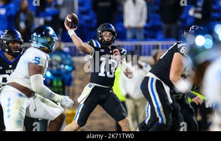15 ottobre 2022: Duke University sofomore Riley Leonard (13) passa la palla. Partita di football NCAA tra l'Università del North Carolina e la Duke University al Wallace Wade Stadium, Durham, North Carolina. Il North Carolina batte il Duca 38-35. David Beach/CSM Foto Stock