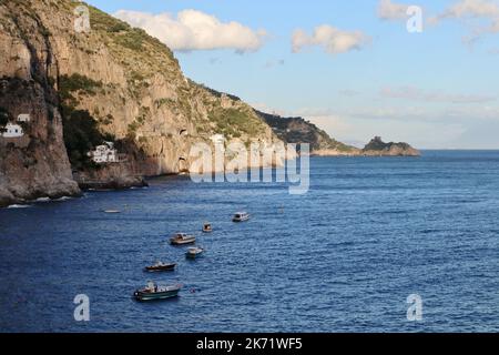 Praiano - Panorama di Marina di Praia da Via Terramare Foto Stock