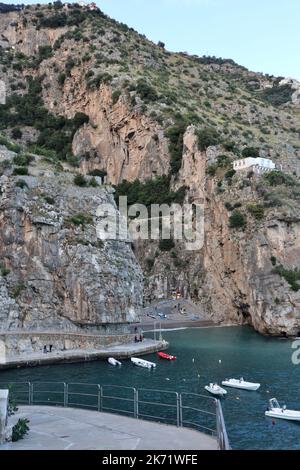 Praiano - Scorcio della spiaggia di Marina di Praia da Via Terramare Foto Stock