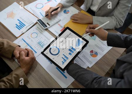 Vista dall'alto dei colleghi aziendali di un ufficio moderno che analizza grafici e grafici sul reddito su tablet digitale Foto Stock