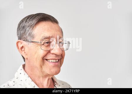 Ritratto di un uomo ispanico anziano sorridente. Composizione con spazio di copia. Foto Stock