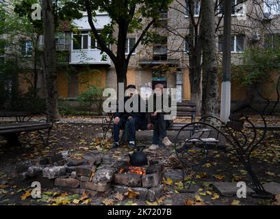 Bakhmut, Ucraina. 09th Ott 2022. Yara (R) visto seduto con il suo papà di 85 anni che ha difficoltà a camminare a Bakhmut. Nonostante le truppe ucraine avanzino a est e a sud dell'Ucraina, la città di Bakhmut, nella regione orientale di Donetsk, ha dovuto affrontare un'intensa resistenza. La Russia ha fatto dei passi avanti nella città. La città sta sperimentando un continuo conchiglie di giorno e di notte e la città è attualmente priva di acqua corrente e di elettricità. (Foto di Ashley Chan/SOPA Images/Sipa USA) Credit: Sipa USA/Alamy Live News Foto Stock