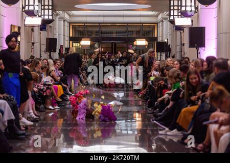 Melbourne, Australia. 16th Ott 2022. La casa del pubblico amante della moda dopo la pista notturna di chiusura della Melbourne Fashion Week. La domenica ha visto la pista notturna di chiusura della Melbourne Fashion Week con un ambiente glamour sotto l'impressionante e grandiosa cupola del 333 Collins, le colonne di granito, gli archi decorativi e le elaborate caratteristiche in ferro battuto sono state lo sfondo di una vetrina di alta moda australiana, Melbourne Australia. Credit: SOPA Images Limited/Alamy Live News Foto Stock