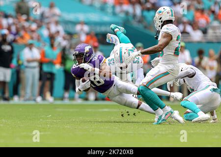 Domenica 16 ottobre 2022; Miami Gardens, Florida USA; Il ricevitore del Minnesota Vikings Justin Jefferson (18) è affrontato dal linebacker dei Miami Dolphins Elando Foto Stock