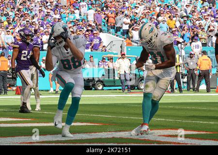 Domenica 16 ottobre 2022; Miami Gardens, Florida USA; Miami Dolphins Tight End Mike Gesicki (88) e Raheem Mostert (31) danza alla fine zon Foto Stock