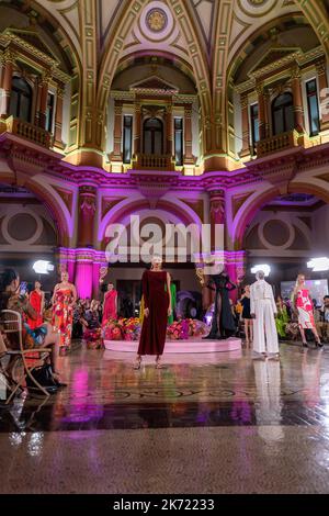 Melbourne, Australia. 16th Ott 2022. I modelli camminano sulla pista alla fine della pista notturna di chiusura della Melbourne Fashion Week. La domenica ha visto la pista notturna di chiusura della Melbourne Fashion Week con un ambiente glamour sotto l'impressionante e grandiosa cupola del 333 Collins, le colonne di granito, gli archi decorativi e le elaborate caratteristiche in ferro battuto sono state lo sfondo di una vetrina di alta moda australiana, Melbourne Australia. (Foto di Michael Currie/SOPA Images/Sipa USA) Credit: Sipa USA/Alamy Live News Foto Stock