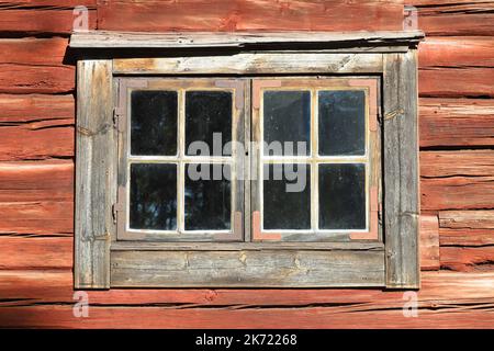 Vista ravvicinata di una finestra a telaio in un'antica fattoria in legno del 1770s. Foto Stock