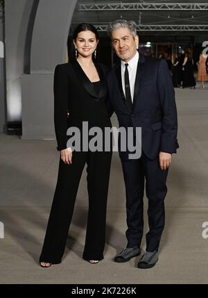 Los Angeles, California. 15th Ott 2022. (L-R) Selena Gomez e ospite partecipano al 2nd° annuale Academy Museum Gala all'Academy Museum of Motion Pictures il 15 ottobre 2022 a Los Angeles, California. Credit: Jeffrey Mayer/JTM Photos/Media Punch/Alamy Live News Foto Stock