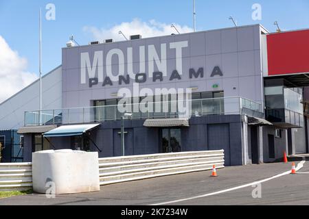 Circuito automobilistico di Mount Panorama a Bathurst, New South Wales, il circuito ospita la gara di auto Bathurst 2000 ed è una strada pubblica, NSW, Australia Foto Stock