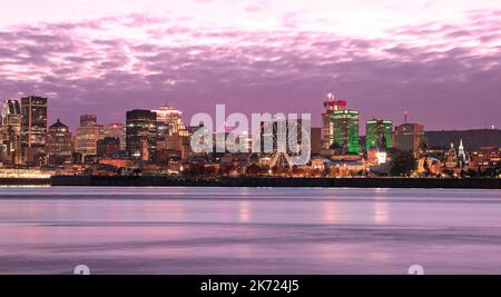 Skyline di Montreal e fiume San Lorenzo al tramonto in autunno, Quebec, Canada Foto Stock