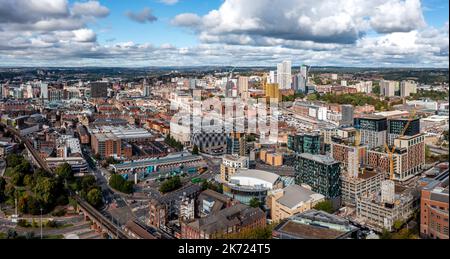 LEEDS, REGNO UNITO - 28 SETTEMBRE 2022. Vista panoramica aerea del centro di Leeds con stazione degli autobus e centro commerciale Victoria con negozio John Lewis Foto Stock