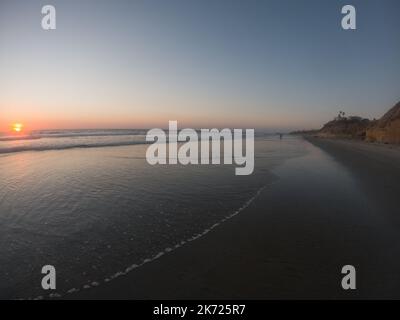 25 marzo 2021, Solana Beach, CA, Stati Uniti: Tramonto d'autunno a Solana Beach, California Domenica, 16th ottobre 2022 (Credit Image: © Rishi Deka/ZUMA Press Wire) Foto Stock