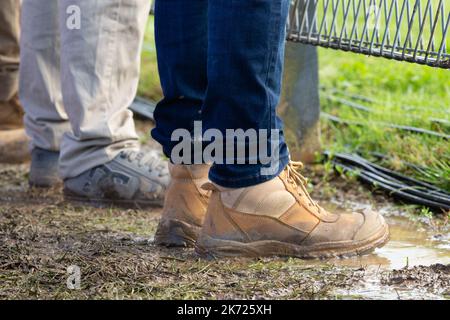 Phillip Island, Australia, 16 ottobre 2022. I fan si sfidano nel fango e nelle inondazioni durante la MotoGP Australiana 2022 al Phillip Island Circuit il 16 ottobre 2022 a Phillip Island, Australia. Credit: Dave Hewison/Speed Media/Alamy Live News Foto Stock