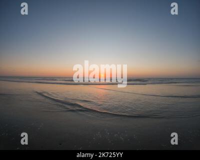 25 marzo 2021, Solana Beach, CA, Stati Uniti: Tramonto d'autunno a Solana Beach, California Domenica, 16th ottobre 2022 (Credit Image: © Rishi Deka/ZUMA Press Wire) Foto Stock