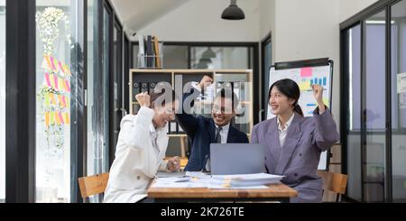 Gente felice di affari. Imprenditori e uomini d'affari di successo che raggiungono gli obiettivi Foto Stock