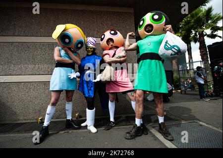 Bogota, Colombia. 16th Ott 2022. I cosplayers vestono i personaggi di Cartoon Network delle 'Powerpuff Girls' durante l'edizione 2022 del DIVANO (Salon del Ocio y la Fantasia) a Bogotà, Colombia, dal 14 al 18 ottobre. Photo by: Chepa Beltran/Long Visual Press Credit: Long Visual Press/Alamy Live News Foto Stock