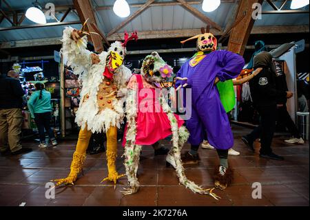 Bogota, Colombia. 16th Ott 2022. I cosplayers posano per una foto durante l'edizione 2022 del DIVANO (Salon del Ocio y la Fantasia) a Bogotà, Colombia, dal 14 al 18 ottobre. Photo by: Chepa Beltran/Long Visual Press Credit: Long Visual Press/Alamy Live News Foto Stock