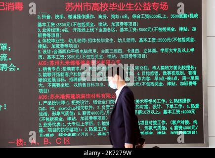 SUZHOU, CINA - 17 OTTOBRE 2022 - i cercatori di lavoro cercano posizioni ad una fiera di lavoro di carità per i laureati in Suzhou, provincia di Jiangsu della Cina orientale Foto Stock
