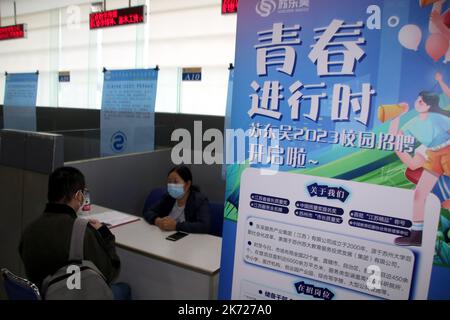 SUZHOU, CINA - 17 OTTOBRE 2022 - i cercatori di lavoro cercano posizioni ad una fiera di lavoro di carità per i laureati in Suzhou, provincia di Jiangsu della Cina orientale Foto Stock