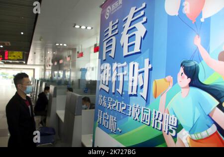 SUZHOU, CINA - 17 OTTOBRE 2022 - i cercatori di lavoro cercano posizioni ad una fiera di lavoro di carità per i laureati in Suzhou, provincia di Jiangsu della Cina orientale Foto Stock