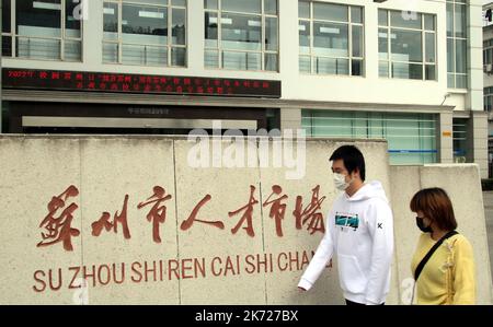 SUZHOU, CINA - 17 OTTOBRE 2022 - i cercatori di lavoro cercano posizioni ad una fiera di lavoro di carità per i laureati in Suzhou, provincia di Jiangsu della Cina orientale Foto Stock
