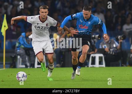 Piotr Zielinski di SSC Napoli e Stefan Posch di Bologna FC competono per la palla con durante la Serie Un match tra US Salernitana 1919 e HE Foto Stock