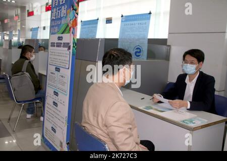 SUZHOU, CINA - 17 OTTOBRE 2022 - i cercatori di lavoro cercano posizioni ad una fiera di lavoro di carità per i laureati in Suzhou, provincia di Jiangsu della Cina orientale Foto Stock
