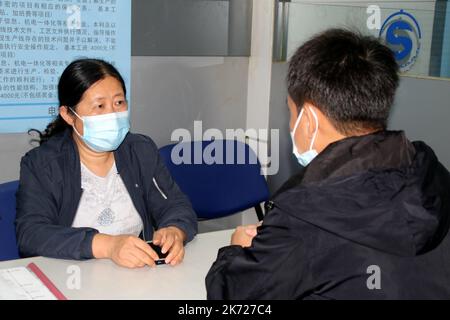 SUZHOU, CINA - 17 OTTOBRE 2022 - i cercatori di lavoro cercano posizioni ad una fiera di lavoro di carità per i laureati in Suzhou, provincia di Jiangsu della Cina orientale Foto Stock