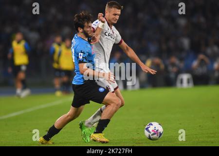 Khvicha Kvaratskhelia di SSC Napoli e Stefan Posch di Bologna FC competono per la palla con durante la Serie Una partita tra US Salernitana 1919 Foto Stock