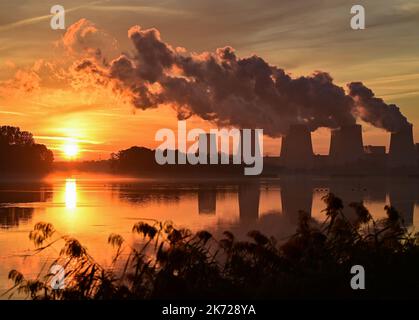 Peitz, Germania. 17th Ott 2022. Il vapore sale dalle torri di raffreddamento della centrale a lignite di Lausitz Energie Bergbau AG (LEAG) di Jänschwalde la mattina presto all'alba. In vista dell'approvvigionamento energetico in inverno, anche la centrale di Jänschwalde si sta sempre più concentrando. Credit: Patrick Pleul/dpa/Alamy Live News Foto Stock