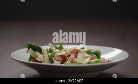 preparare l'insalata versare il condimento in un recipiente bianco, foto larga Foto Stock