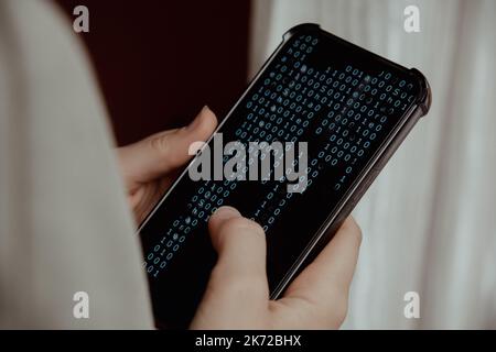 Mani femminili che tengono il telefono, controllando il grafico del mercato azionario per il tranding e l'investimento nel cambio di sicurezza. Donna in attesa di telefono Visualizza la schermata dell'indice delle azioni. Concetto di investimento di mercato azionario contabilità Finanza Foto Stock
