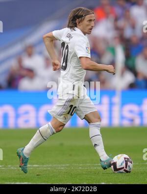 Madrid, Spagna. 16th Ott 2022. Luka Modric del Real Madrid durante la partita la Liga tra il Real Madrid e il FC Barcelona giocata allo stadio Santiago Bernabeu il 16 ottobre 2022 a Madrid, Spagna. (Foto di Colas Buera/PRESSIN) Credit: PRESSINPHOTO SPORTS AGENCY/Alamy Live News Foto Stock