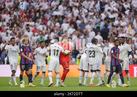 Madrid, Spagna. 16th Ott 2022. I giocatori del Real Madrid e del FC Barcelona a tempo pieno durante la partita la Liga tra il Real Madrid e il FC Barcelona si sono giocati allo stadio Santiago Bernabeu il 16 ottobre 2022 a Madrid, Spagna. (Foto di Colas Buera/PRESSIN) Credit: PRESSINPHOTO SPORTS AGENCY/Alamy Live News Foto Stock