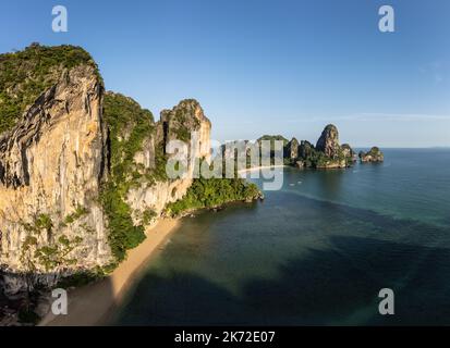 Krabi, Thailandia: Vista aerea delle famose spiagge di Railay West e Tonsai a Krabi lungo il mare delle Andamane nel sud della Thailandia in una giornata di sole Foto Stock