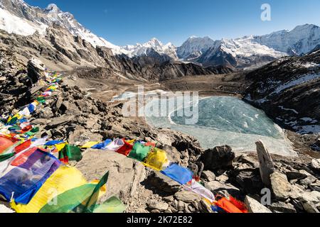 Kongma la, Nepal: Vista drammatica delle bandiere di preghiera alla cima del passo di Kongma la tra Chukung e Lobuche sulla strada per il campo base Everest nel Foto Stock