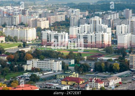 vista panoramica aerea dall'alto di un complesso residenziale a più piani e sviluppo urbano Foto Stock