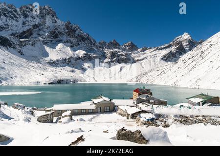 Gokyo, Nepal; splendida vista del famoso lago Gokyo e del villaggio di fronte al passo Renjo la dopo una fresca nevicata nella zona dell'Everest dell'Himalaya i. Foto Stock