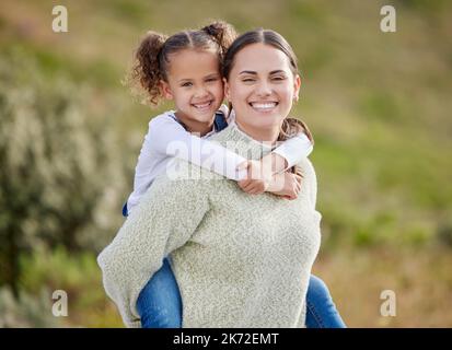 Una madre è una figlia migliore amico. una donna che trascorre il tempo all'aperto con sua figlia. Foto Stock