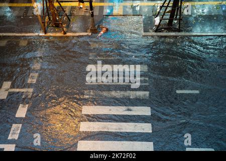 Allagando su strada urbana di notte a Bangkok, Thailandia Foto Stock