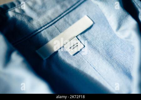 "Made in China" su un'etichetta sulla camicia Foto Stock