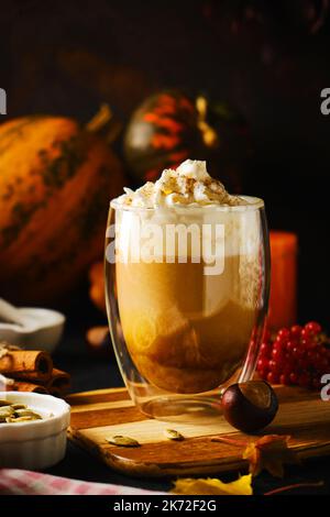 Latte di zucca con panna montata in bicchieri Foto Stock