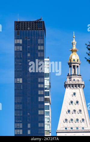 Vecchio e nuovo: Edifici a un secolo di distanza a Manhattan, New York City: 20 East 23rd Street Office (2008) Block e la Met Life Tower (1909) Foto Stock