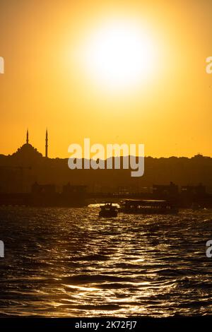 Moschea Fatih e silhouette di Istanbul al tramonto foto di sfondo verticale. Il Corno d'Oro e lo skyline di Istanbul. Foto Stock