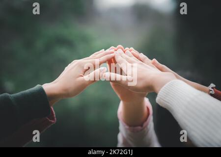 Lavoro di squadra in alto cinque come squadra insieme mani air saluto Power tag team. Concetto di successo del team aziendale di collaborazione. Foto Stock