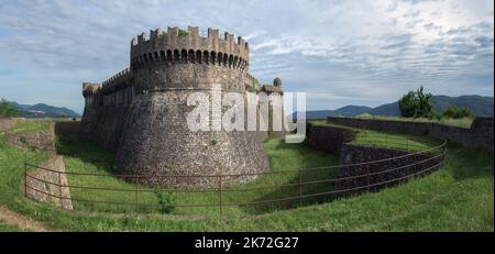 Torri e mura con ponte e fossato della fortezza medievale di Sarzanello a Sarzana, bellissima cittadina ligure Foto Stock