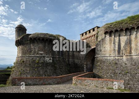 Torri e mura con ponte e fossato della fortezza medievale di Sarzanello a Sarzana, bellissima cittadina ligure Foto Stock