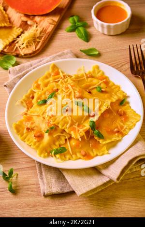 Ravioli di zucca fatti in casa con ricotta al basilico Foto Stock