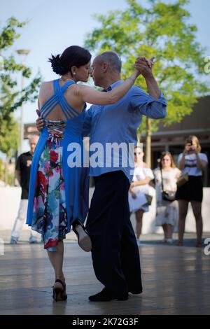 Torino, Italia - 12 giugno 2022: Mostra all'aperto di coppie di tango danzanti a Torino, Piemonte (Italia) il 12 giugno 2022 Foto Stock